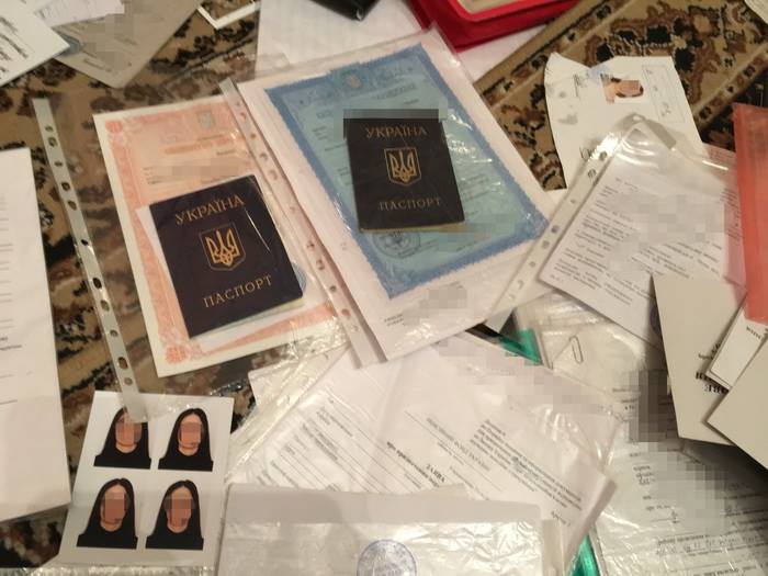 На Донеччині затримали жінку, що робила паспорти бойовикам (ФОТО) - фото 1
