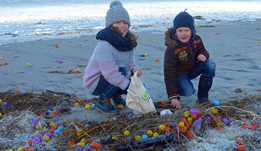 Різдвяне диво: У Німеччині кіндер-сюрпризами засипало весь пляж (ФОТО, ВІДЕО) - фото 1