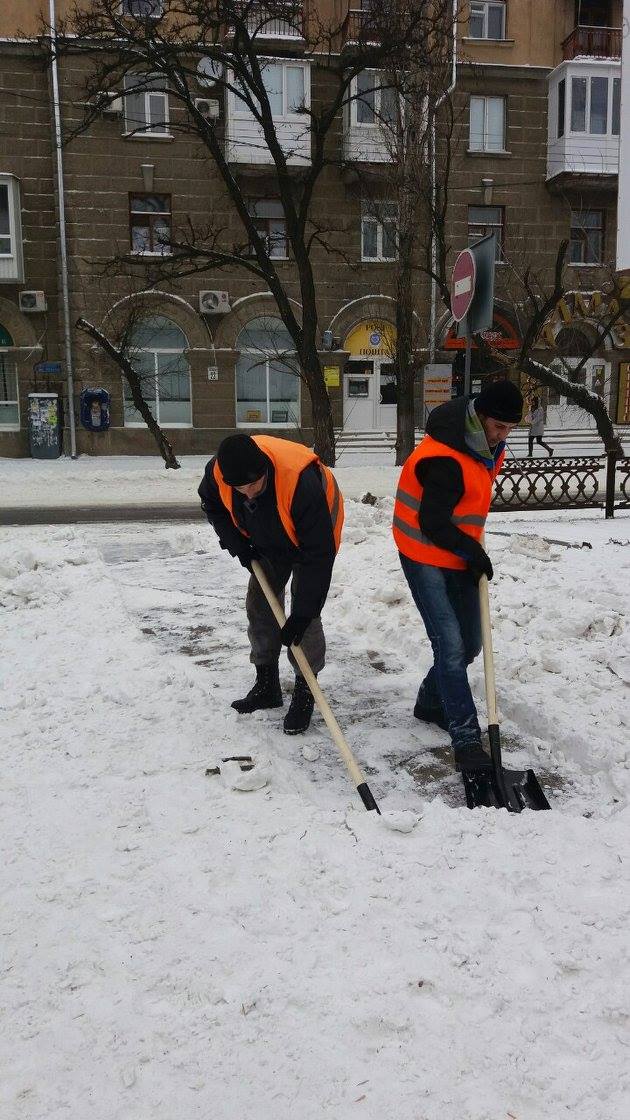 Миколаївські комунальники "відкопують" тротуари
