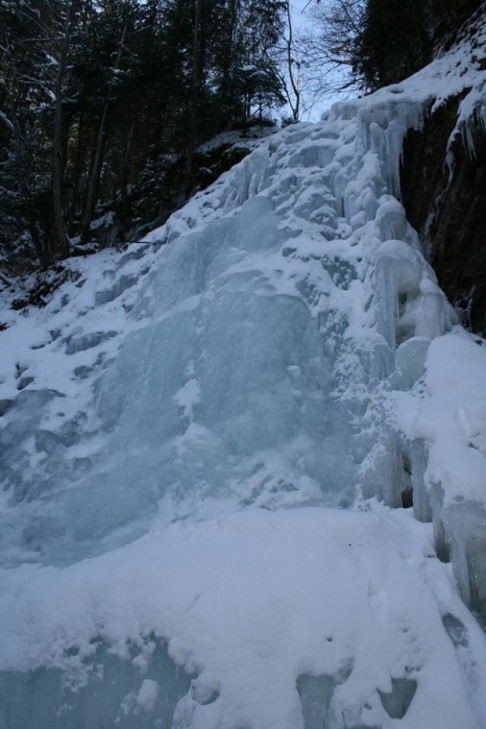 Як виглядає 15 метровий замерзлий водоспад у Карпатах - фото 2