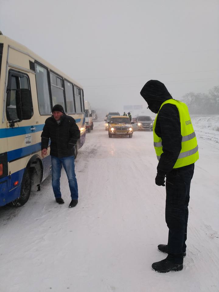 На Миколаївщині маршрутки та автобуси рвуться через пости поліції
