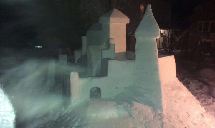 Закарпатець зліпив зі снігу реконструкцію Хустського замку - фото 1
