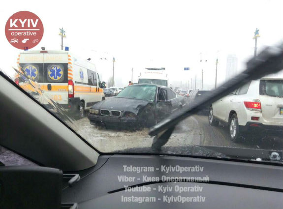 Через лобове ДТП рух по мосту Патона у Києві паралізовано - фото 1