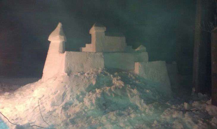 Закарпатець зліпив зі снігу реконструкцію Хустського замку - фото 2