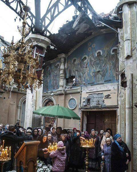 Поблизу Донецька віряни зустрічали Різдво у зруйнованому храмі (ФОТО) - фото 1