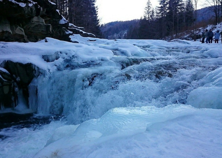 На Прикарпатті замерз водоспад Пробій: туристи - в захваті - фото 1