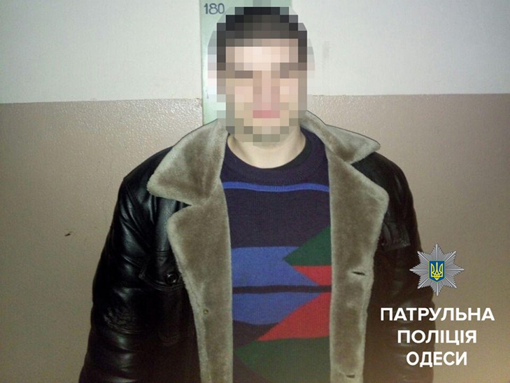 В Одесі патрульні затримали двох хуліганів, які стріляли по вікнам будинків - фото 1