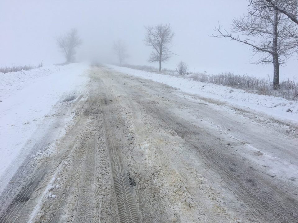 Донбас засніжило: Дорожні служби навіть не ворушаться розчищати дороги (ФОТО) - фото 2