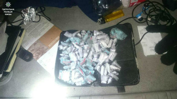 Столичні копи знайшли у чоловіка 167 згортків з наркотиками - фото 1