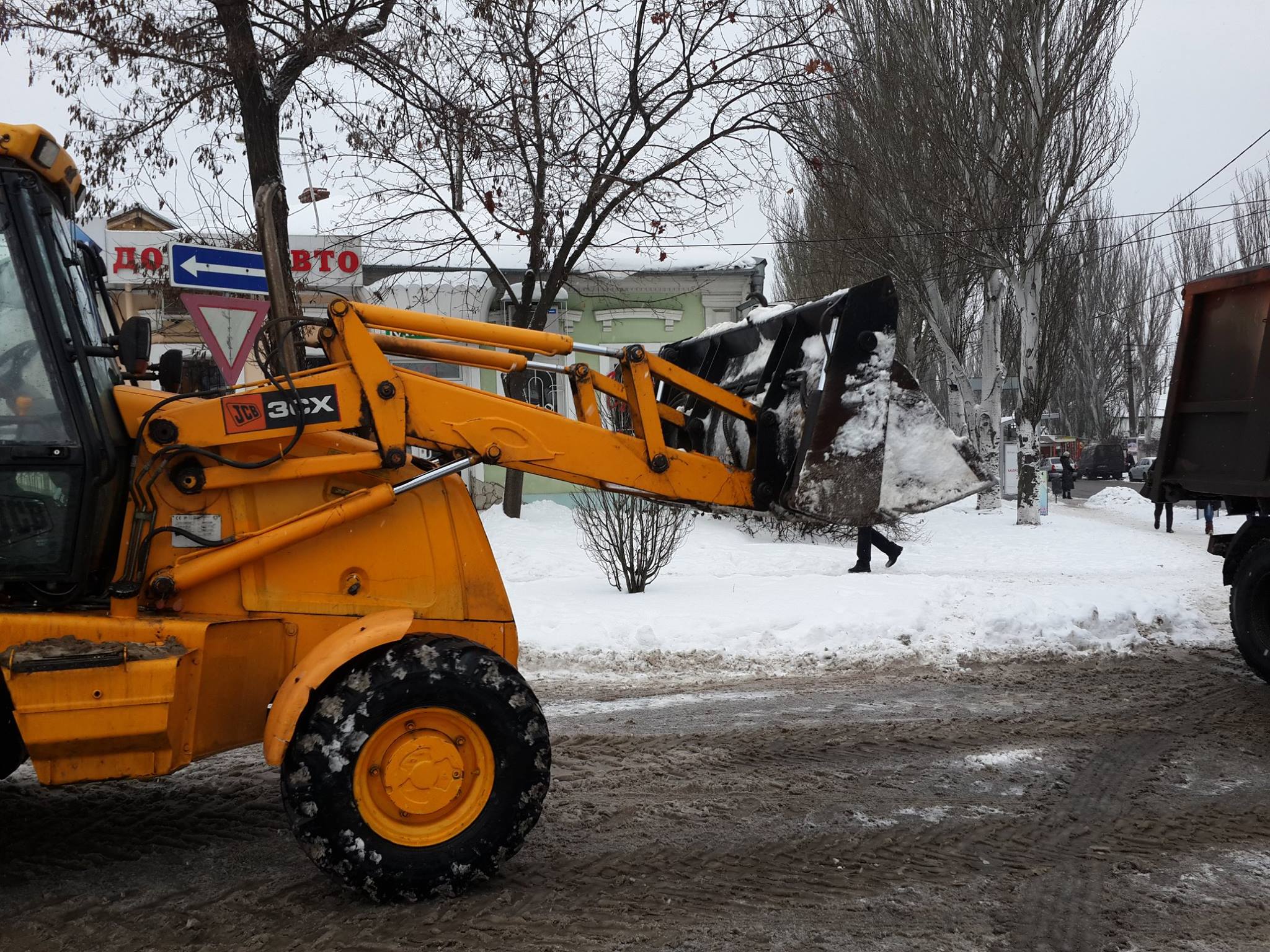 У Миколаєві почали вивозити сніг 