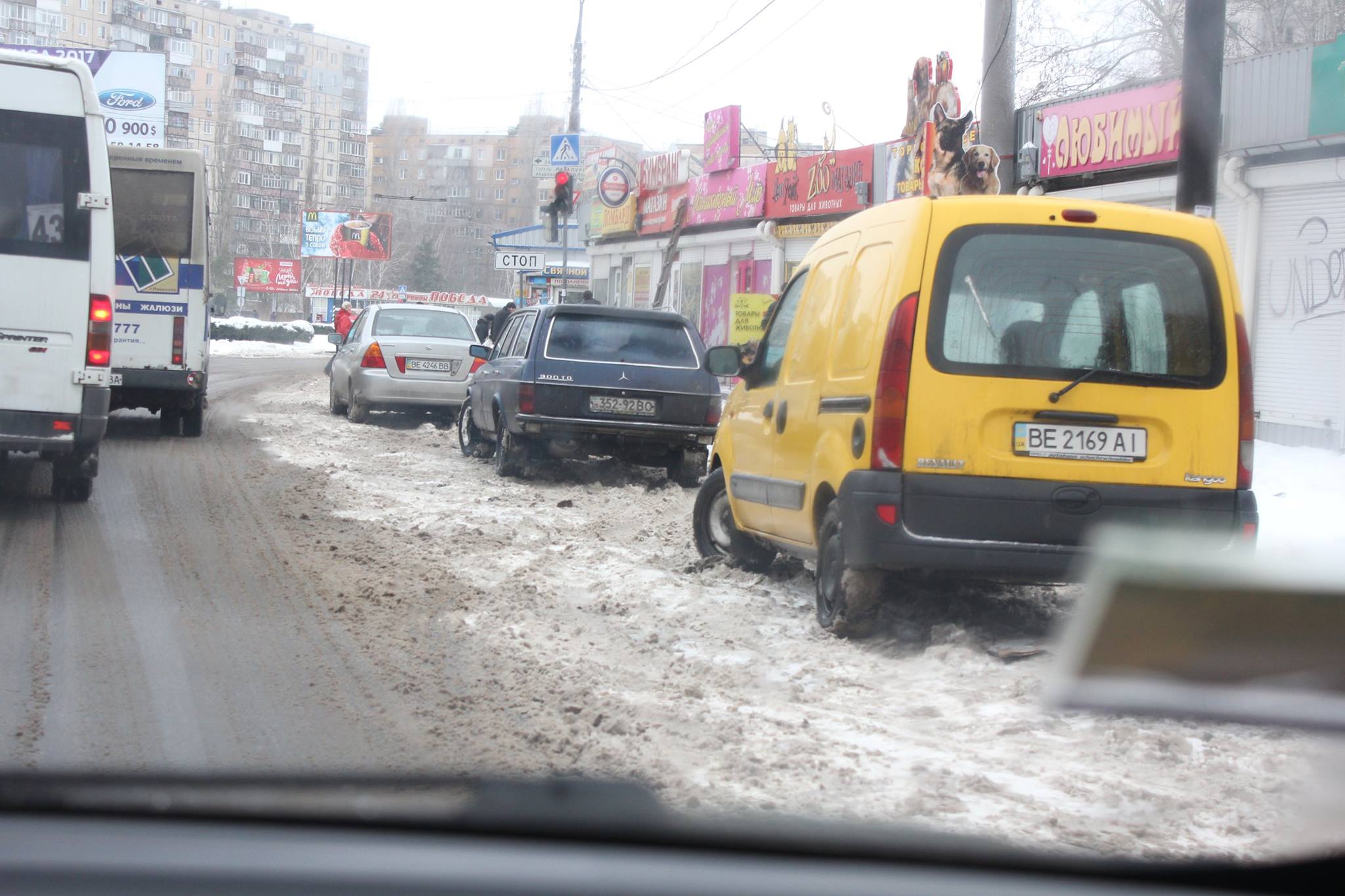Автівки миколаївців заважають комунальникам прибирати снігову "кашу" 