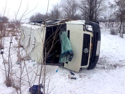 На Луганщині перекинулася маршрутка із пасажирами: є постраждалі (ФОТО) - фото 1