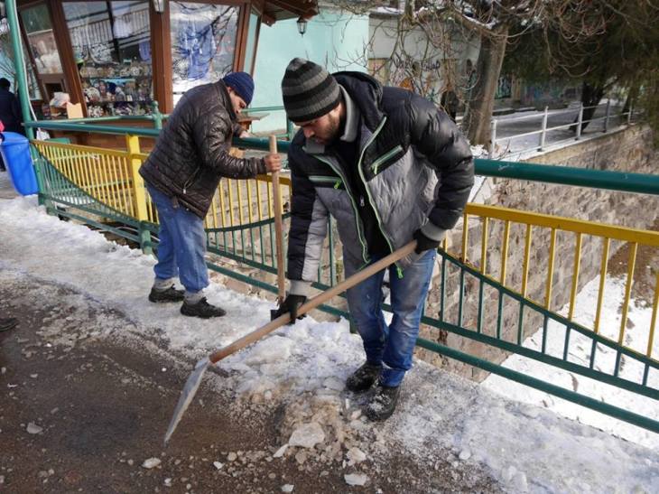 Ужгородські комунальники розбивають лід і сніг у центрі міста - фото 3