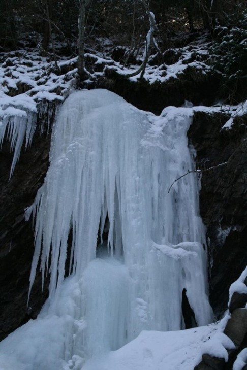Як виглядає 15 метровий замерзлий водоспад у Карпатах - фото 1