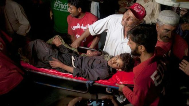 Кількість жертв вибуху у мечеті в Пакістані зросла до 43: Теракт вчинила ІДІЛ - фото 1