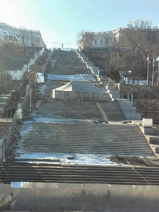 На різібраних Потьомкінських сходах в Одесі встановили загадковий намет (ФОТО) - фото 1