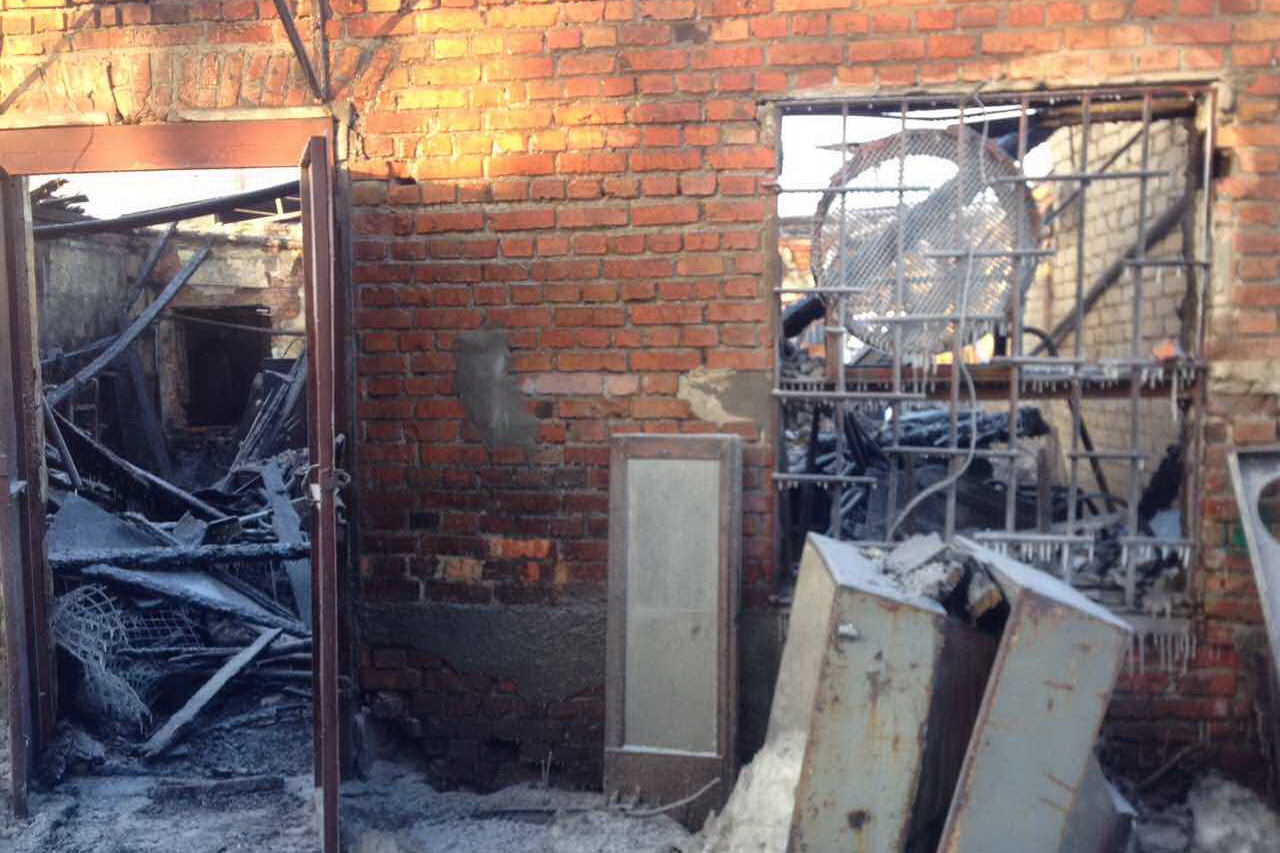 Харківські рятувальники шість годин гасили палаючий склад (ФОТО)  - фото 4
