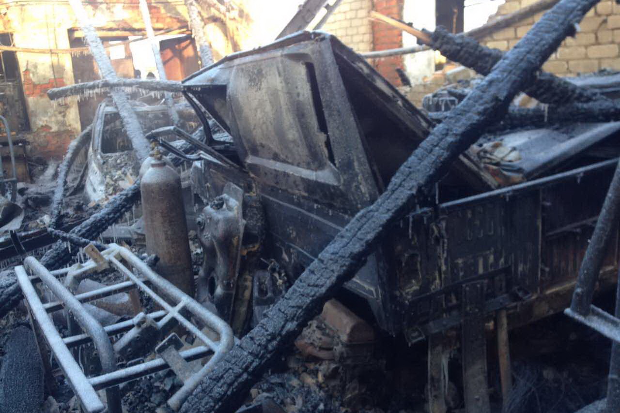 Харківські рятувальники шість годин гасили палаючий склад (ФОТО)  - фото 3