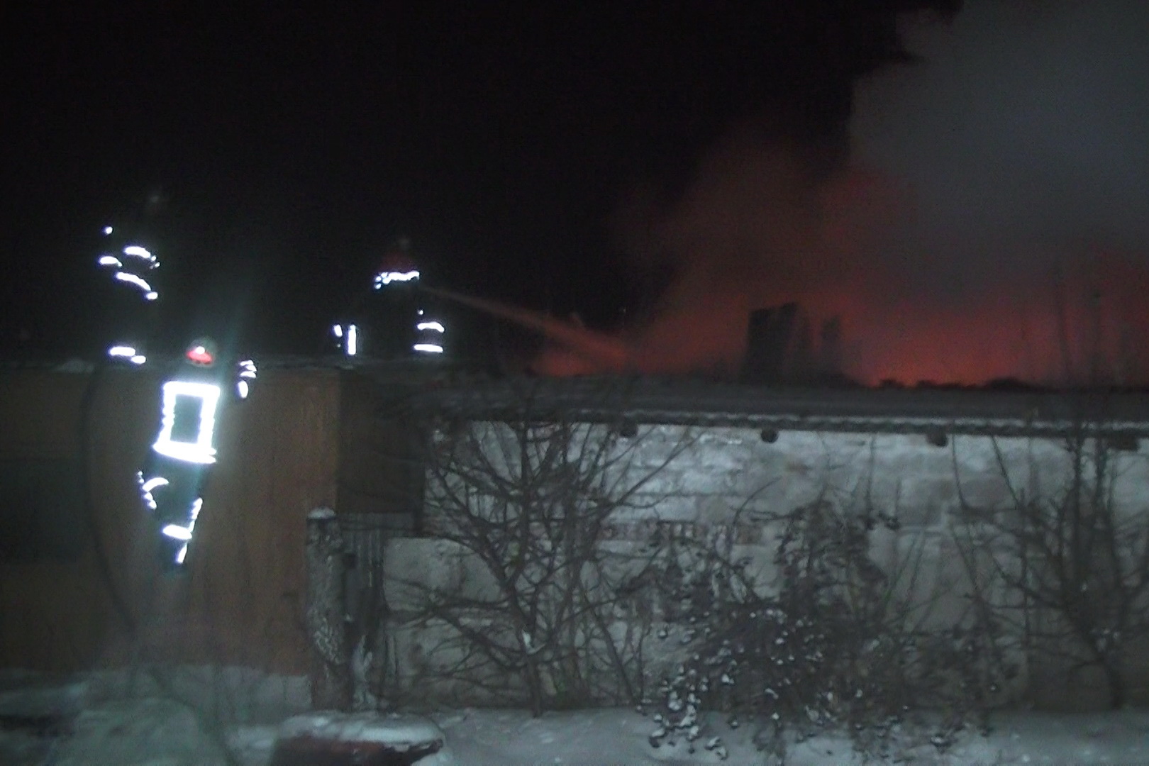 Харківські рятувальники шість годин гасили палаючий склад (ФОТО)  - фото 2