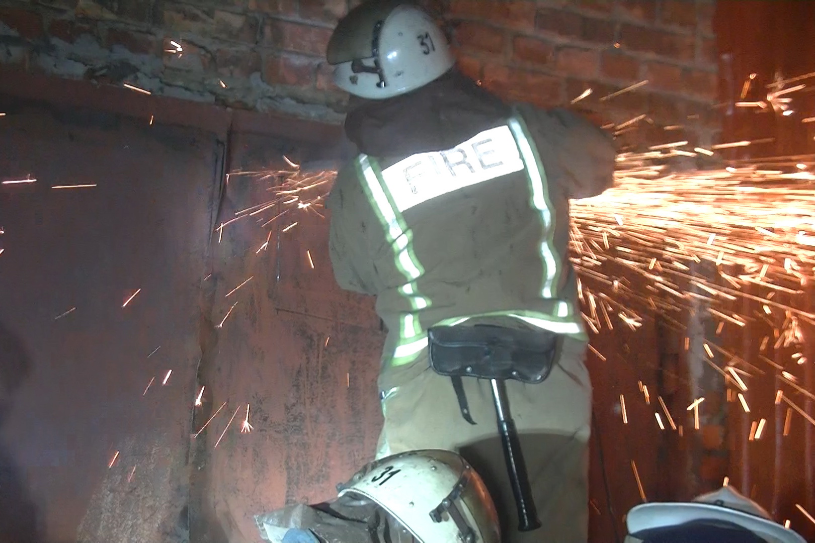 Харківські рятувальники шість годин гасили палаючий склад (ФОТО)  - фото 1