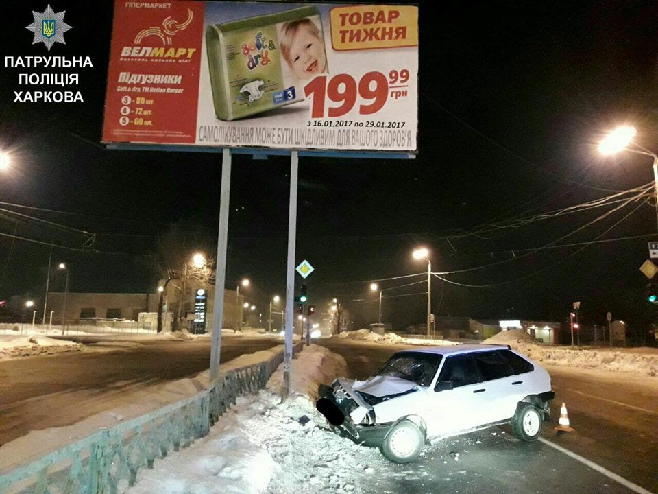 У Харкові жінка розбила авто об паркан (ФОТО)  - фото 1