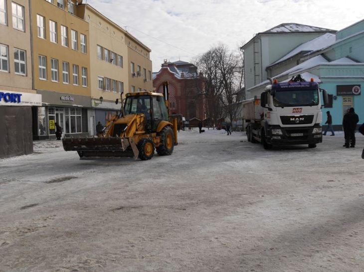 Ужгородські комунальники розбивають лід і сніг у центрі міста - фото 2