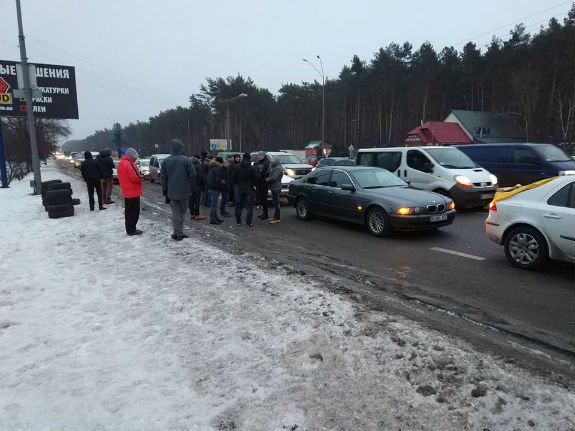 Водії на "литовських" авто блокують під`їзди до Києва: Палають шини - фото 2