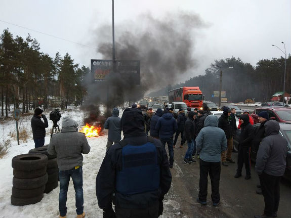Водії на "литовських" авто блокують під`їзди до Києва: Палають шини - фото 2