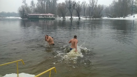 Столичні "моржі" вже відзначили Водохреща пірнанням в Дніпро - фото 4