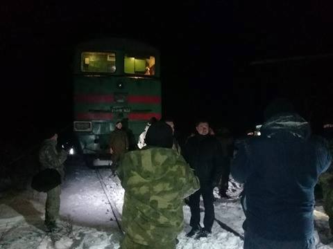 Ветерани АТО показали, як блокували вантажний поїзд з "ЛНР" (ФОТО) - фото 1