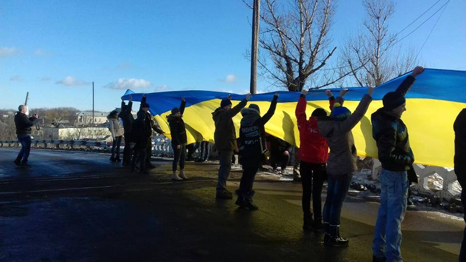 У Станиці розгорнули 40-метровий прапор України поблизу лінії фронту (ФОТО) - фото 2