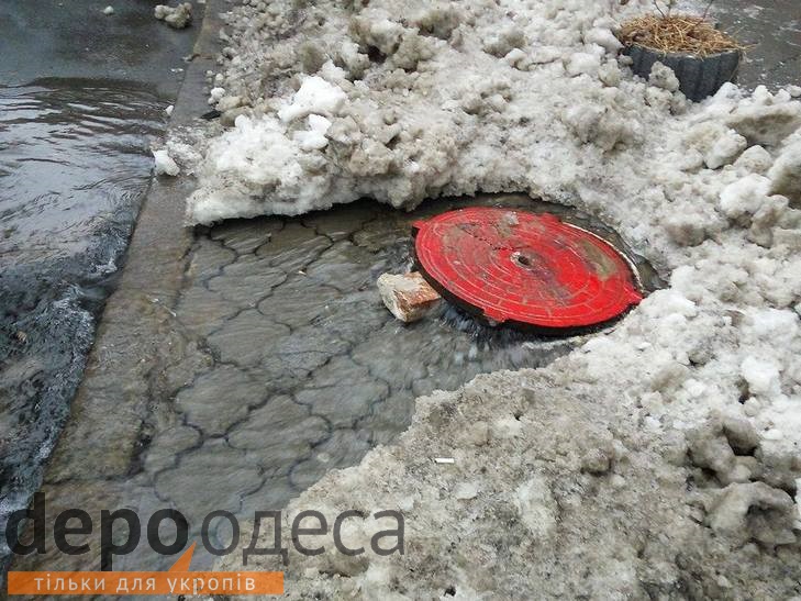 В самому центрі Одеси через прорив каналізації вулицями тече "річка" (ФОТО) - фото 2