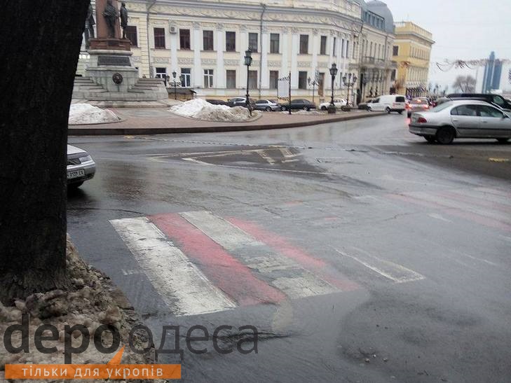В самому центрі Одеси через прорив каналізації вулицями тече "річка" (ФОТО) - фото 3