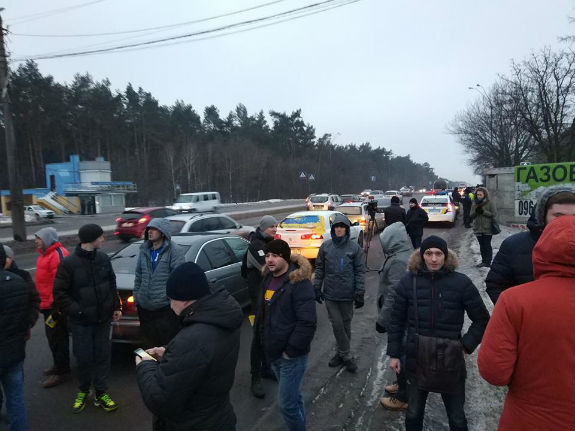 Водії на "литовських" авто блокують під`їзди до Києва: Палають шини - фото 3