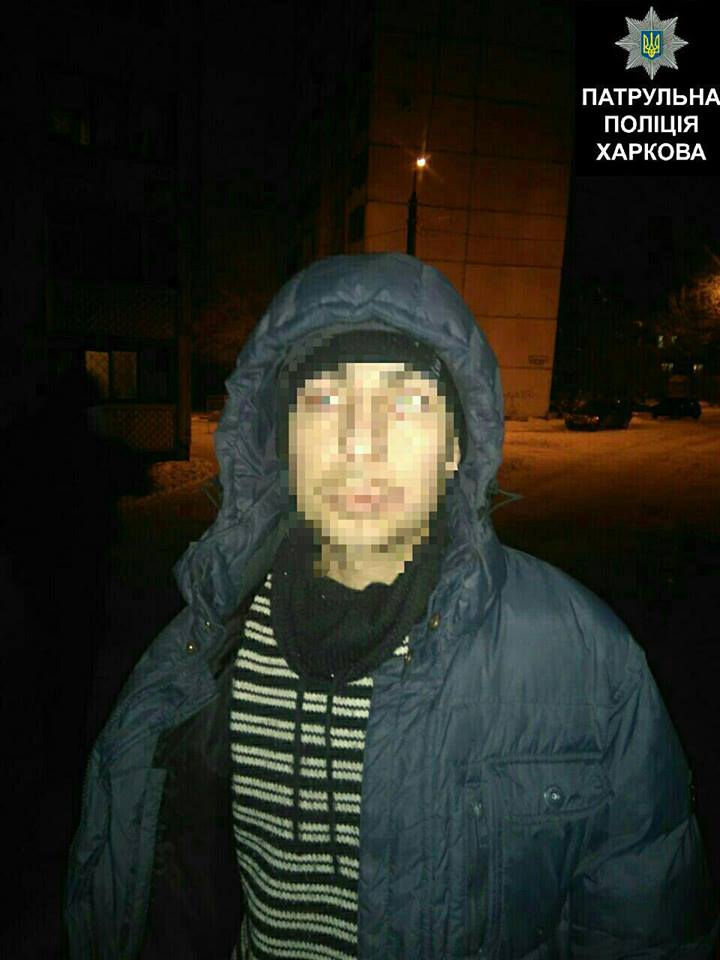 Харківські копи спіймали чоловіка зі шприцами (ФОТО)  - фото 1