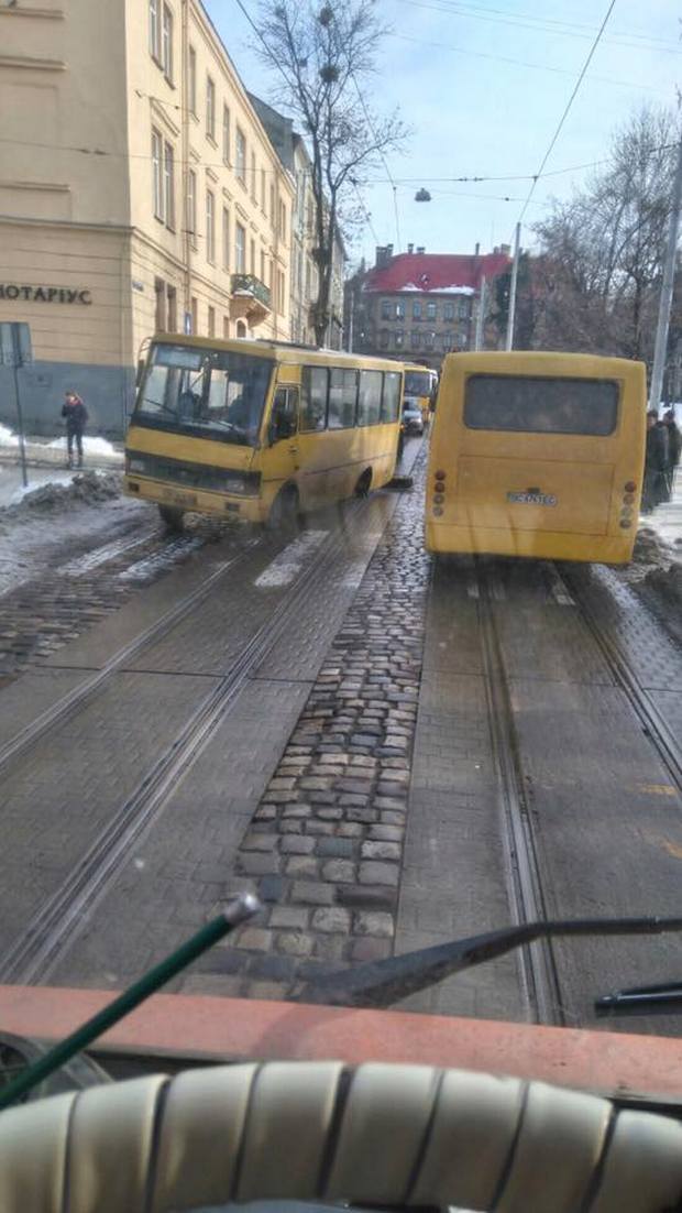 У львівської маршрутки відлетіли задні колеса (ФОТО) - фото 3