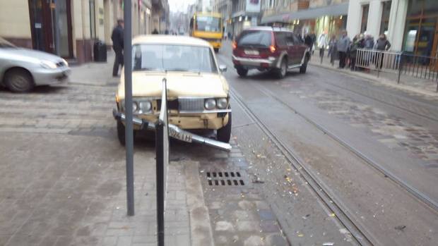 Як найгірша львівська маршрутка вчинила аварію у центрі Львова (ФОТО) - фото 2