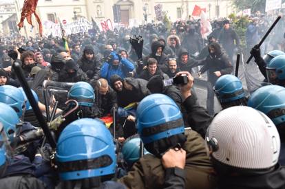 В Італії спалахнули сутички, поліція застосувала сльозогінний газ  - фото 3