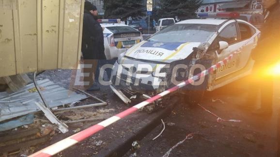 У Києві поліцейська автівка розгромила хлібний кіоск  - фото 1