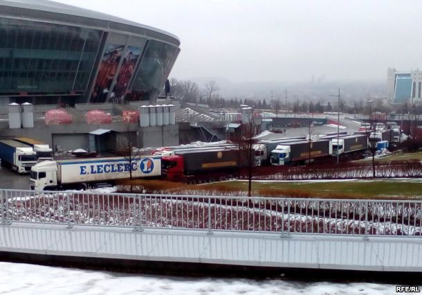 Зимовий Донецьк: російська горілка, барахолка та генеделик "Коба" (ФОТО) - фото 9