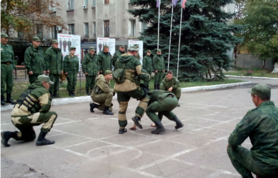 Як у "ДНР" бойовики заманюють у свої лави школярів та ПТУшників (ФОТО) - фото 5