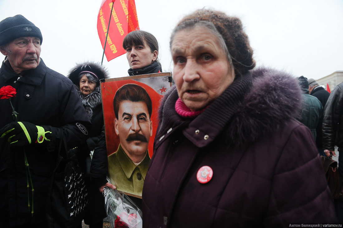 На Росії під могилою Сталіна комуністи відлупцювали активістів (ФОТО, ВІДЕО) - фото 9