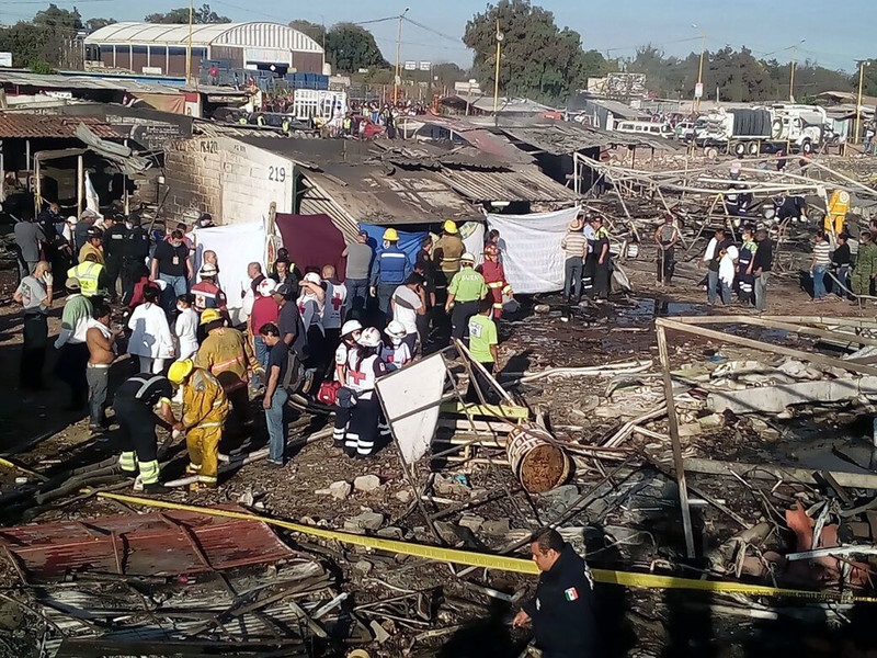 Внаслідок вибухів на ринку піротехнікі в Мексиці зросла кількість жертв (ФОТО, ВІДЕО) - фото 4
