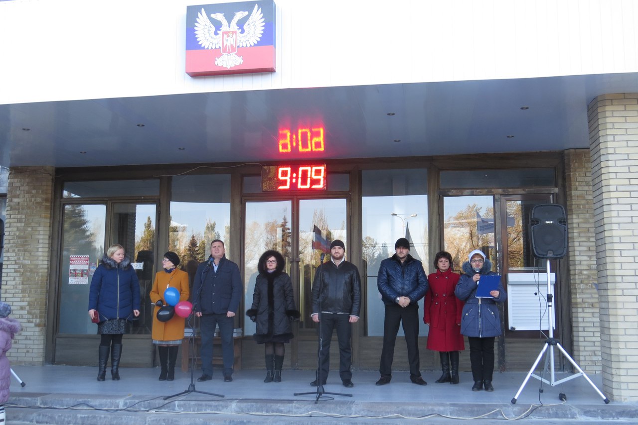 Як на окупованій Донеччині виганяють дітей "святкувати" день прапора "ДНР" (ФОТО) - фото 1