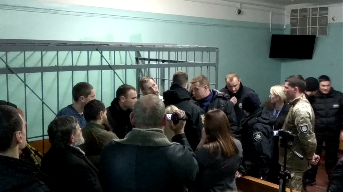 У Запоріжжі активісти майже годину блокували суддю в залі суду - фото 1