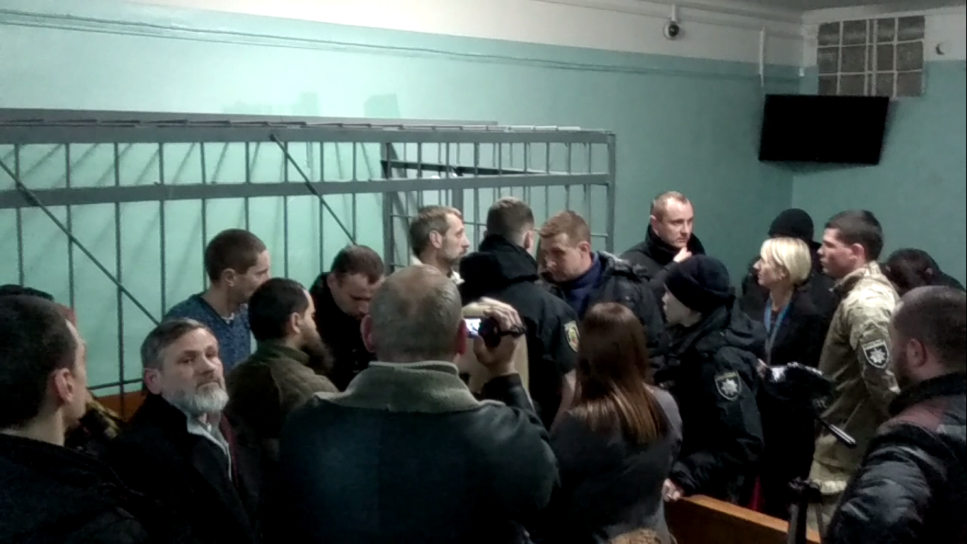 У Запоріжжі активісти майже годину блокували суддю в залі суду - фото 2