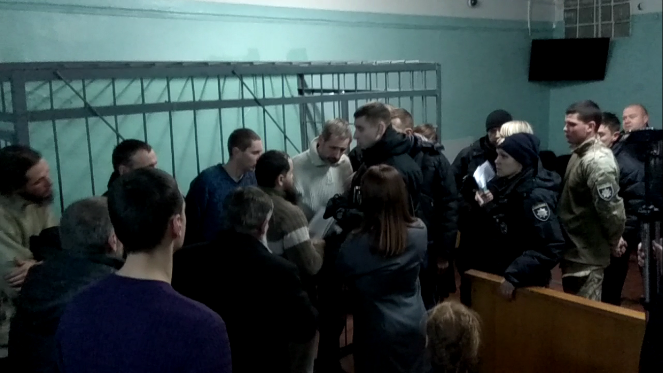 У Запоріжжі активісти майже годину блокували суддю в залі суду - фото 3