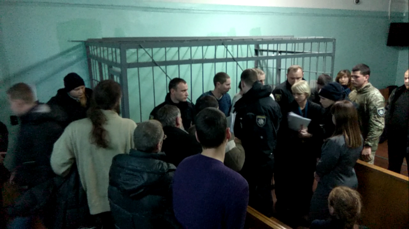 У Запоріжжі активісти майже годину блокували суддю в залі суду - фото 4