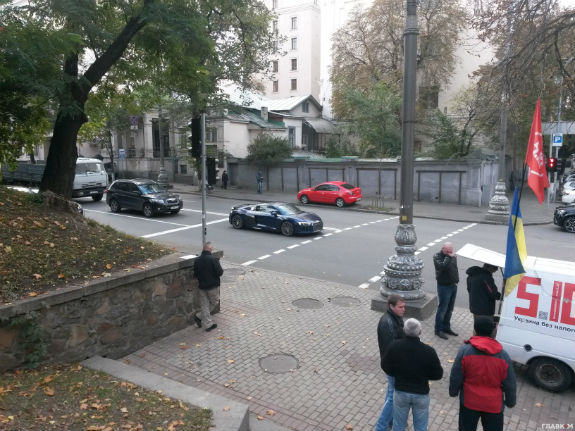 Біля Кабміну помітили суперкар Audi R8 за понад $200 тисяч - фото 1