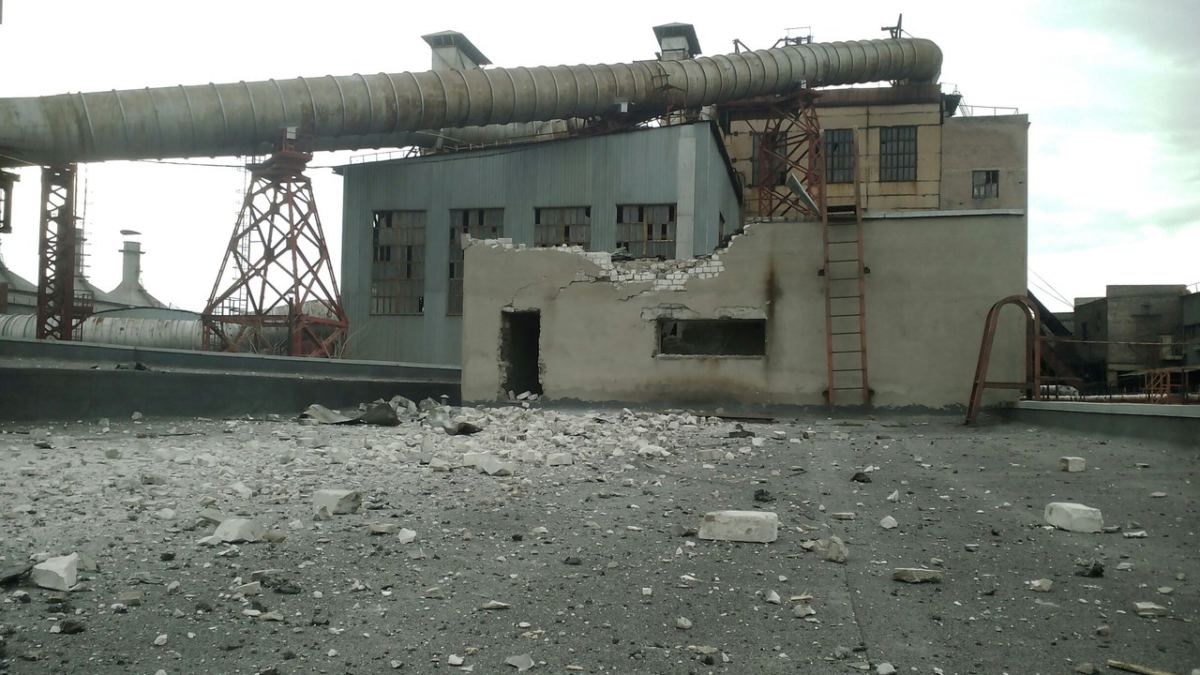 У Стаханові обстрілами пошкоджено завод феросплавів (ФОТО) - фото 3